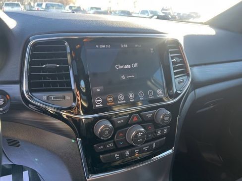 Used 2020 Jeep Grand Cherokee Altitude image 23