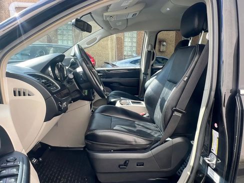 Used 2014 Chrysler Town & Country Touring FWD image 27