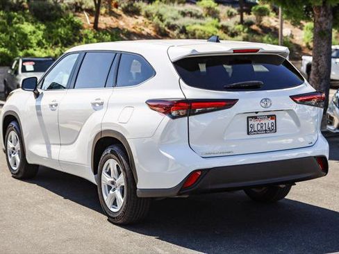 Certified 2024 Toyota Highlander LE FWD image 6
