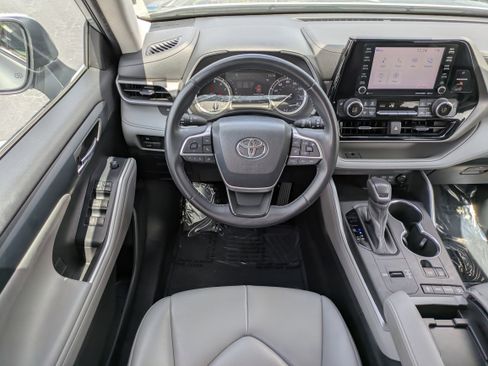 Used 2022 Toyota Highlander XLE FWD image 14
