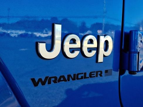 Used 2023 Jeep Wrangler Sahara w/ Cold Weather Group image 30