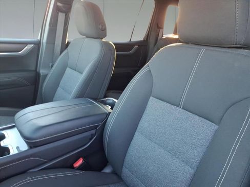 Used 2025 GMC Acadia Elevation image 14