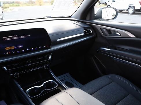 Used 2025 Chevrolet Traverse LT image 27