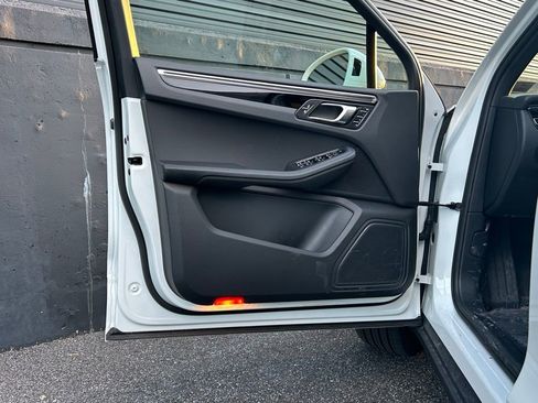Certified 2025 Porsche Macan image 18