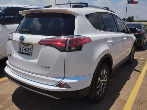 Used 2018 Toyota RAV4 LE AWD/4WD image 3