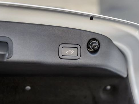 Used 2019 Jaguar XJ L Portfolio RWD image 12