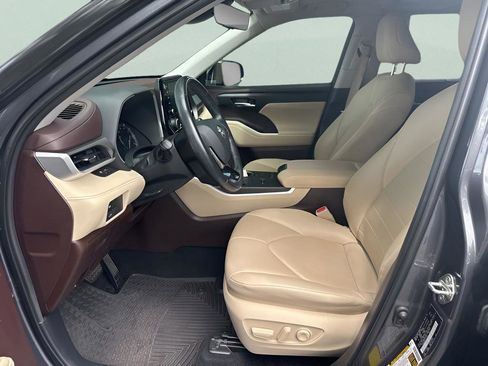 Used 2020 Toyota Highlander XLE FWD image 35