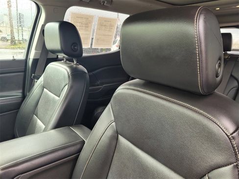 Used 2021 GMC Acadia SLT w/ Preferred Package image 16