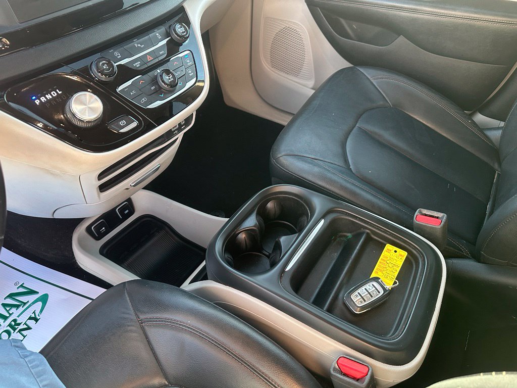 Used 2017 Chrysler Pacifica Touring-L FWD image 18