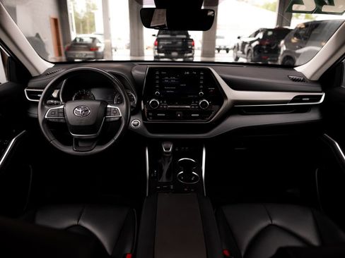 Used 2022 Toyota Highlander XLE AWD/4WD image 20