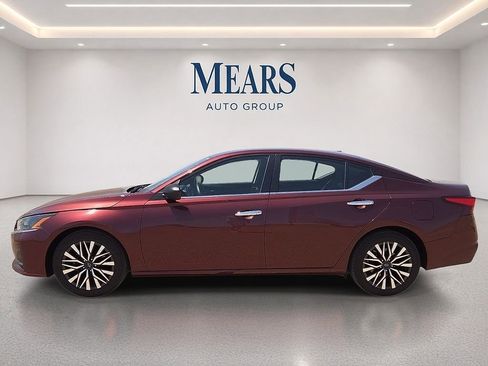 Used 2024 Nissan Altima 2.5 SV FWD image 2