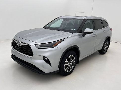 Used 2021 Toyota Highlander XLE AWD/4WD image 4