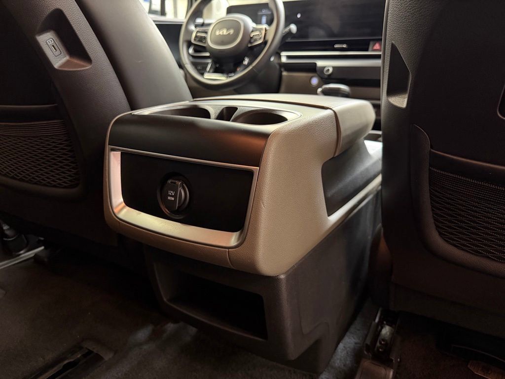 Used 2025 Kia Carnival FWD image 18