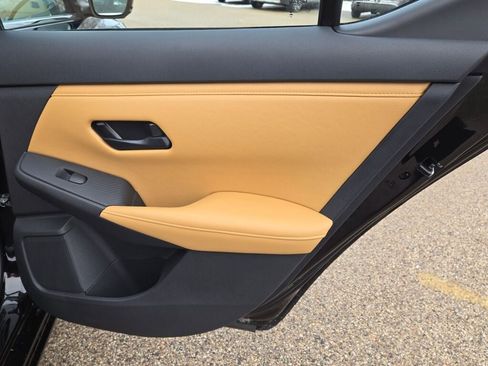 Used 2025 Nissan Sentra SV w/ SV Premium Package image 11