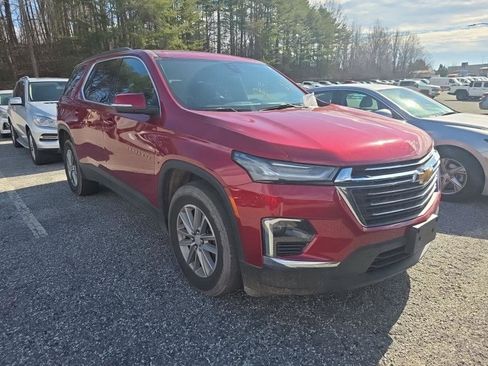 Used 2023 Chevrolet Traverse LT image 2