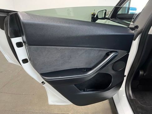 Used 2024 Tesla Model Y Long Range AWD/4WD image 19