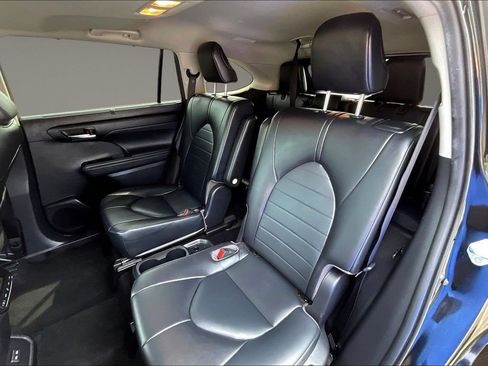 Used 2022 Toyota Highlander XLE FWD image 24