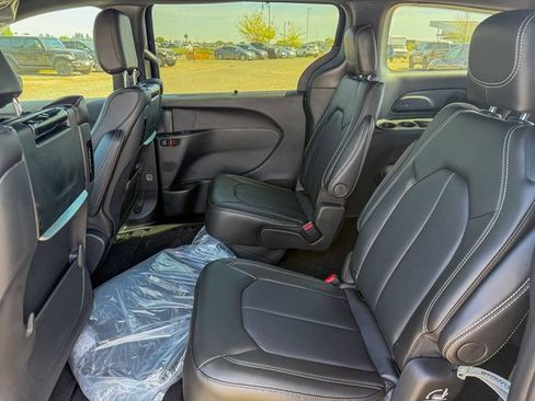 New 2026 Chrysler Pacifica Select AWD/4WD image 21
