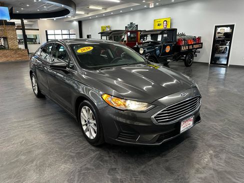 Used 2020 Ford Fusion SE FWD image 3