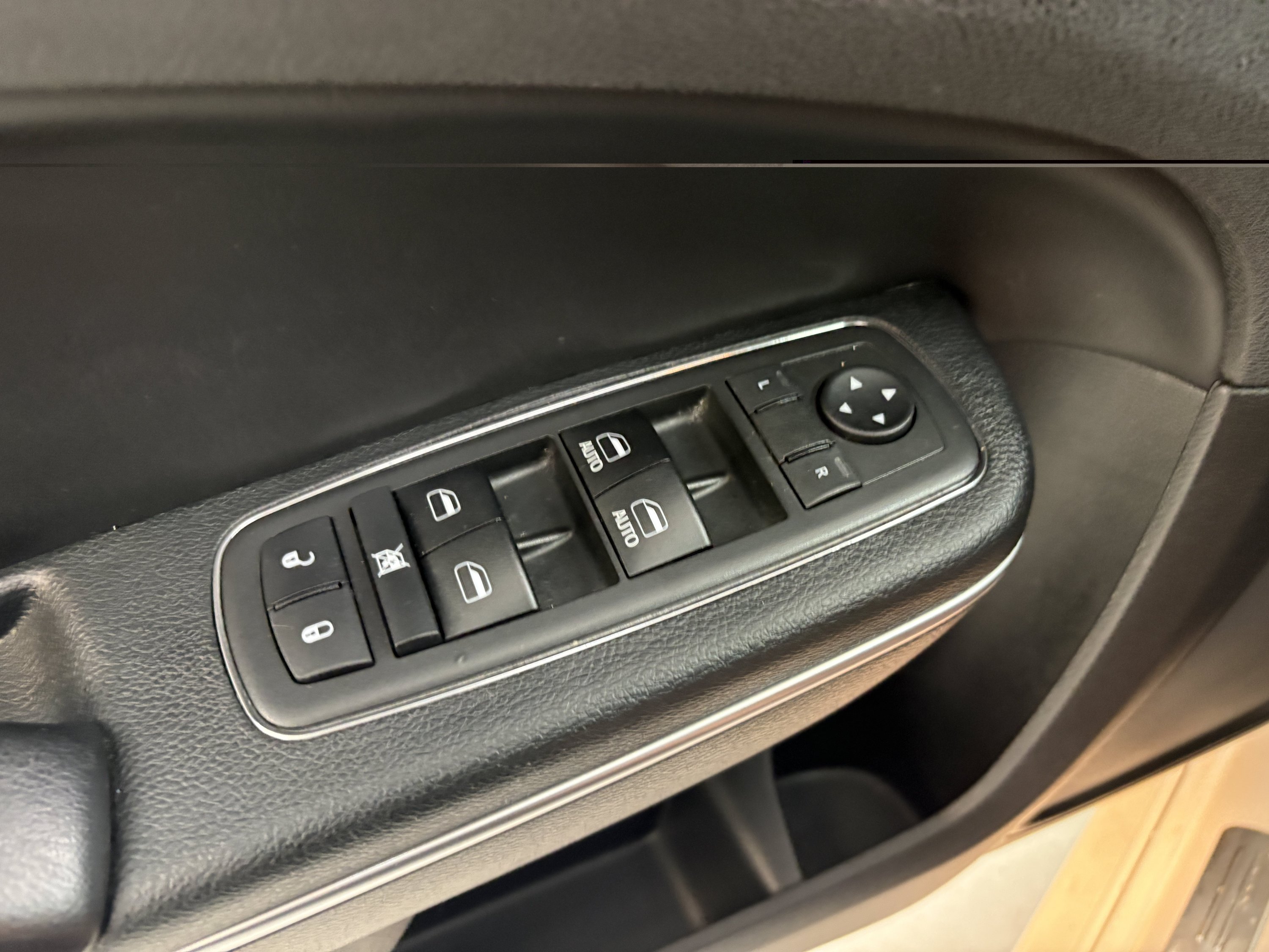 Used 2018 Chrysler 300 Limited AWD/4WD image 25