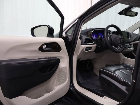 Certified 2023 Chrysler Pacifica Limited FWD image 11