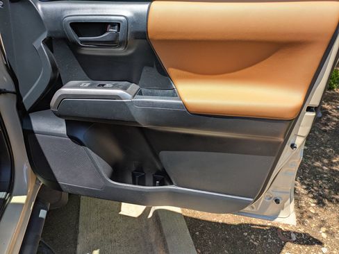 Used 2019 Toyota Tacoma SR5 RWD image 32