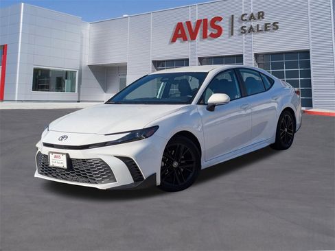 Used 2025 Toyota Camry SE image 1
