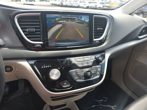 Used 2023 Chrysler Pacifica Touring-L FWD image 21