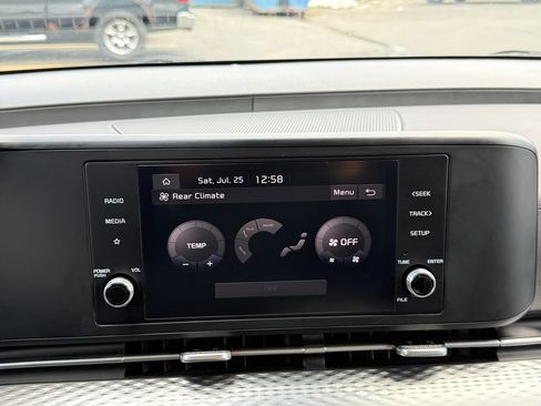 Used 2024 Kia Carnival LX FWD image 16