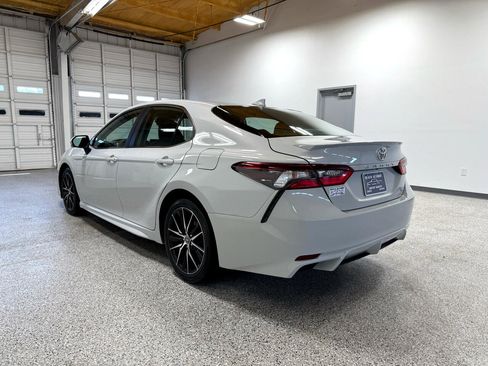 Used 2023 Toyota Camry SE image 2
