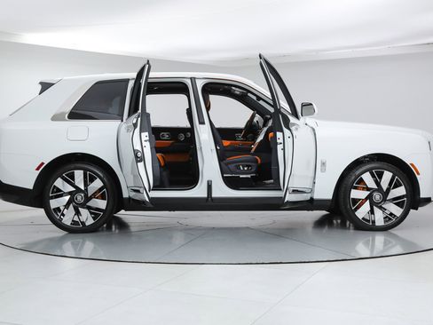 Used 2026 Rolls-Royce Cullinan image 25