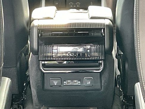 Used 2023 Jeep Wagoneer Series III w/ Preferred Equipment Group AWD/4WD image 17