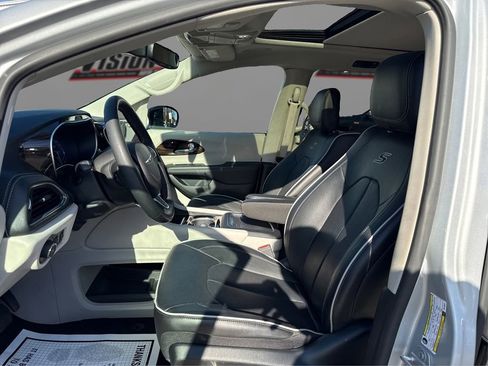 Used 2024 Chrysler Pacifica Limited FWD image 9