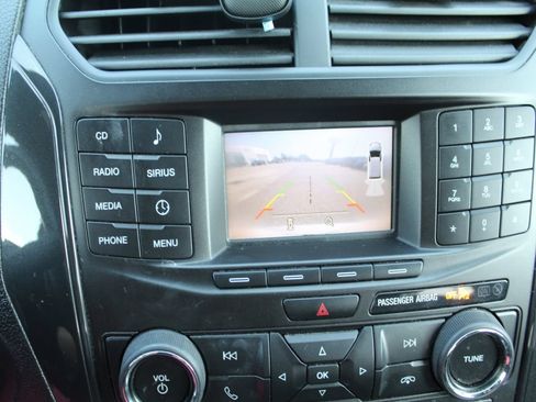 Used 2017 Ford Explorer XLT FWD image 17