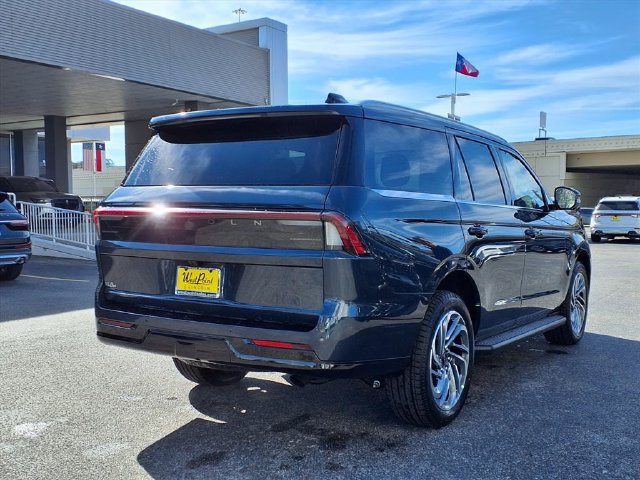 New 2026 Lincoln Navigator Premiere AWD/4WD image 2