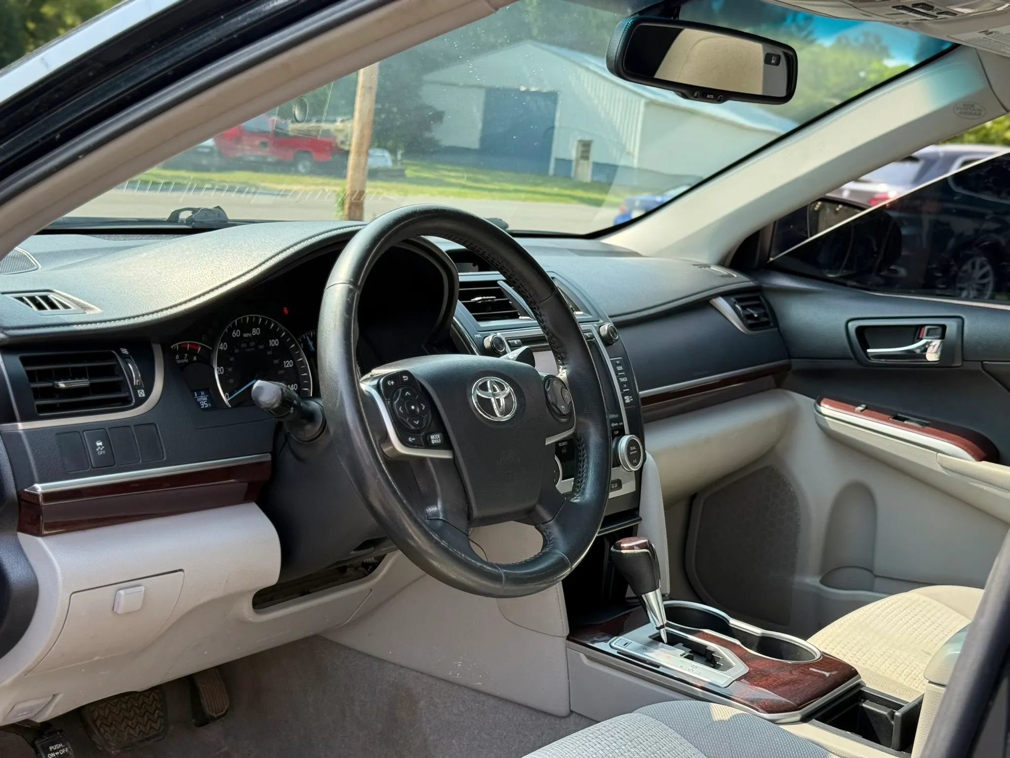 Used 2014 Toyota Camry XLE w/ Convenience Package FWD image 10