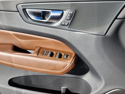 Used 2023 Volvo XC60 B5 Plus image 12