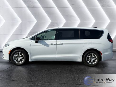 Used 2024 Chrysler Pacifica Touring-L image 2