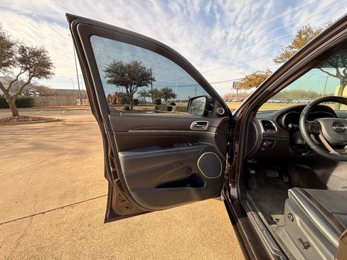 Used 2017 Jeep Grand Cherokee Overland w/ Jeep Active Safety Group image 11