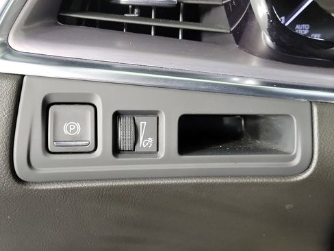 Certified 2025 Cadillac XT5 Luxury FWD image 30