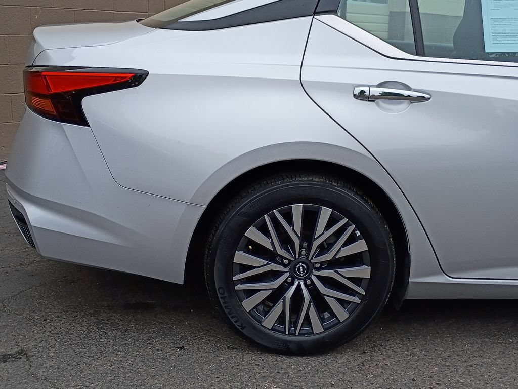Used 2025 Nissan Altima 2.5 SV FWD image 4