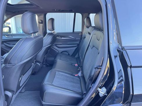 New 2025 Jeep Grand Cherokee Altitude image 25