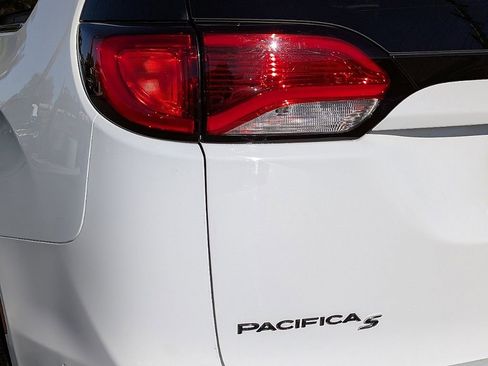 Used 2019 Chrysler Pacifica Touring-L Plus w/ Advanced Safetytec Group image 12