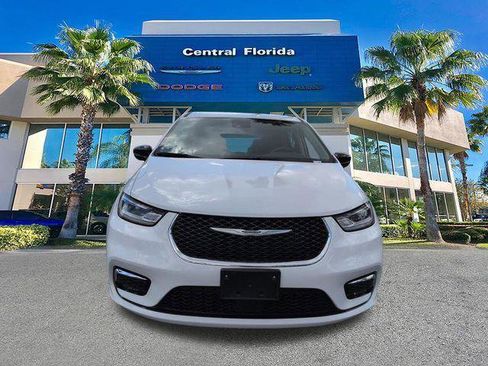 Certified 2024 Chrysler Pacifica Limited FWD image 9