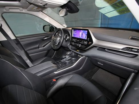 Used 2025 Toyota Highlander XLE AWD/4WD image 23