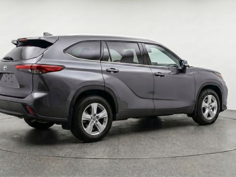 Used 2025 Toyota Highlander LE image 9
