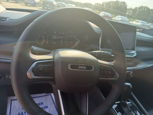 Used 2025 Jeep Compass Trailhawk AWD/4WD image 13