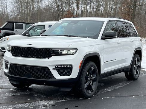 New 2025 Jeep Grand Cherokee Limited w/ Black Appearance Package image 44