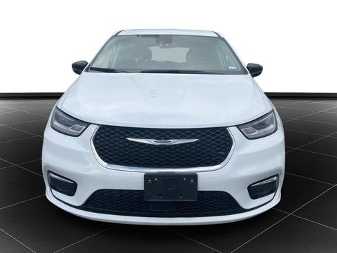 Used 2024 Chrysler Pacifica Touring-L image 8