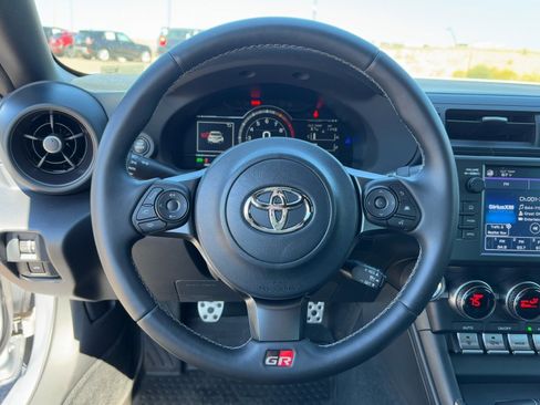 Used 2025 Toyota GR86 Premium w/ Performance Package image 18